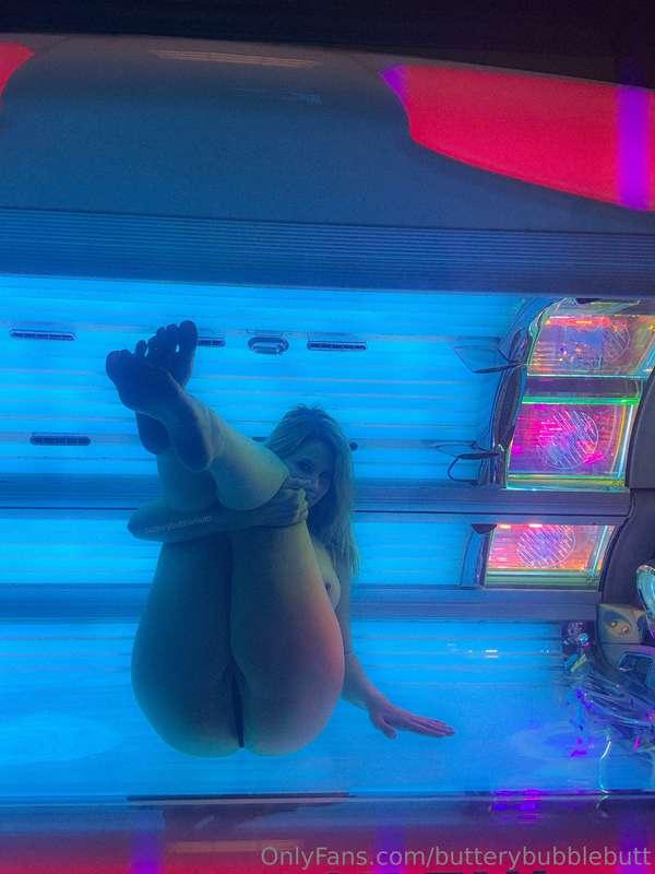 come dick me downnnn in the tanning bed🫢