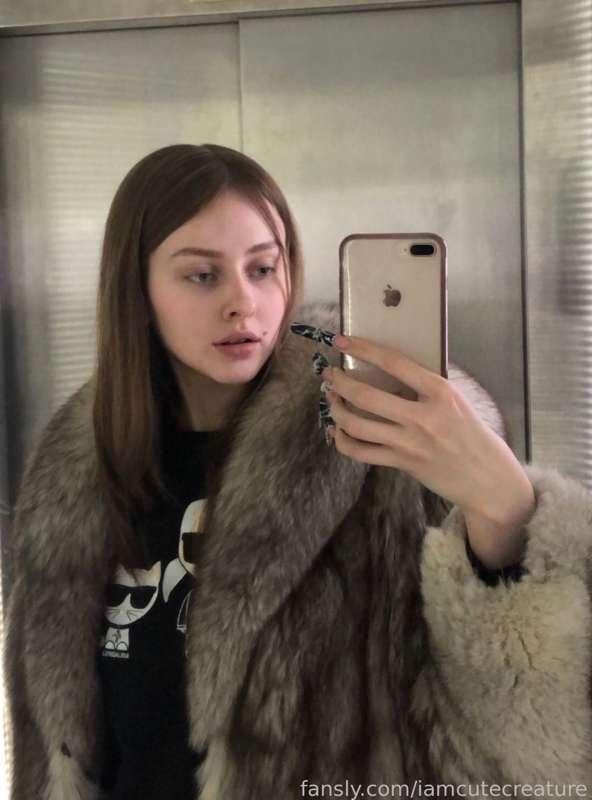 Finally, winter has come❄️
I missed my beautiful fur coat so much🤍
I love fur very much💎I'm wearing a fox fur coat💅🏼

#furfetish #fyp #coat #fur #longnails #queen #mistress 