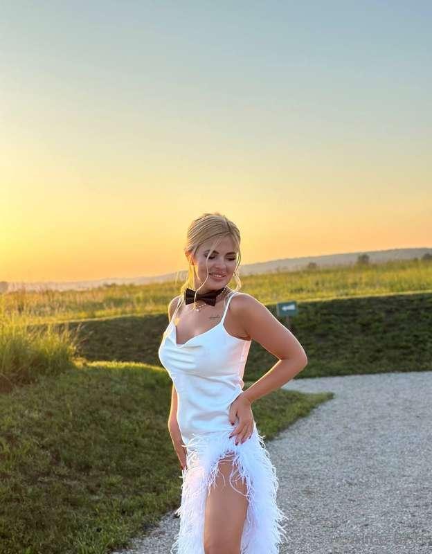 When confidence and style speak for themselves🌄
