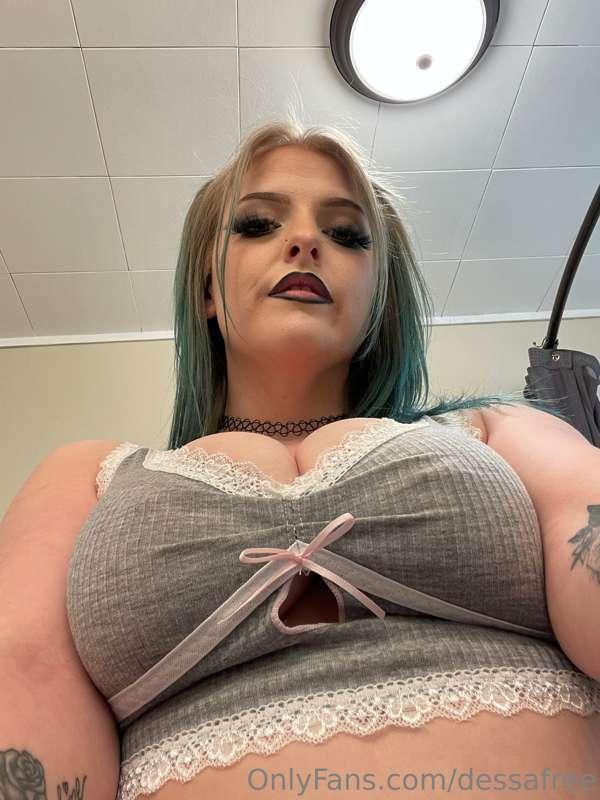 Happy titty Tuesday 😌 check out my VIP page for the explicit..