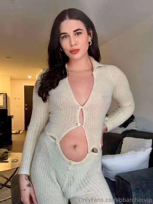 I love this outfit - don’t you? Check out the last two pics ..
