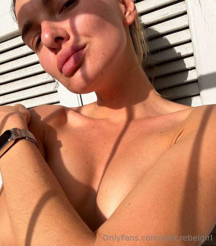 Take a sun bath with me, along with my kisses😈