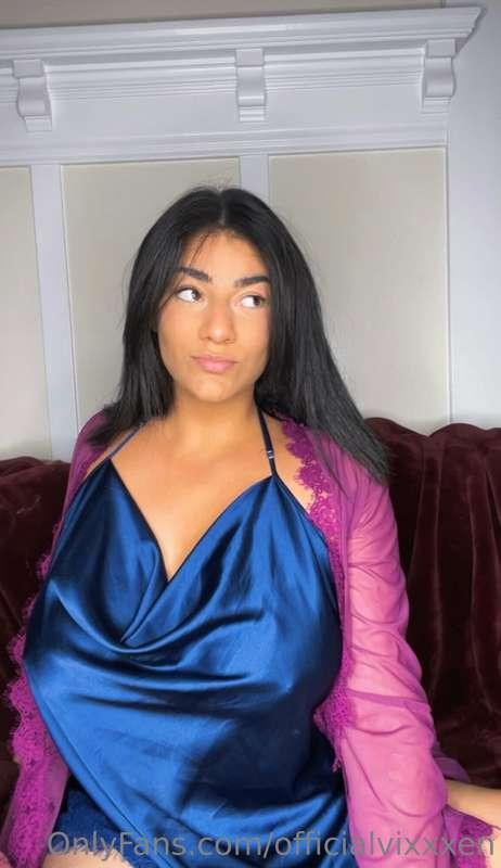 I love my silky slips.. wanna feel? ✋ 🤚
