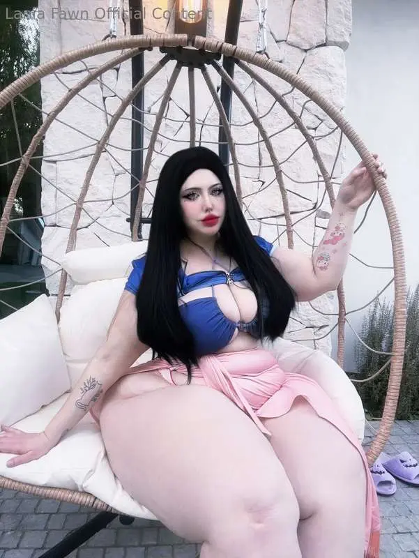 Come sit on Nico Robin’s lap? 😘 I hope I give mommy vibes to..