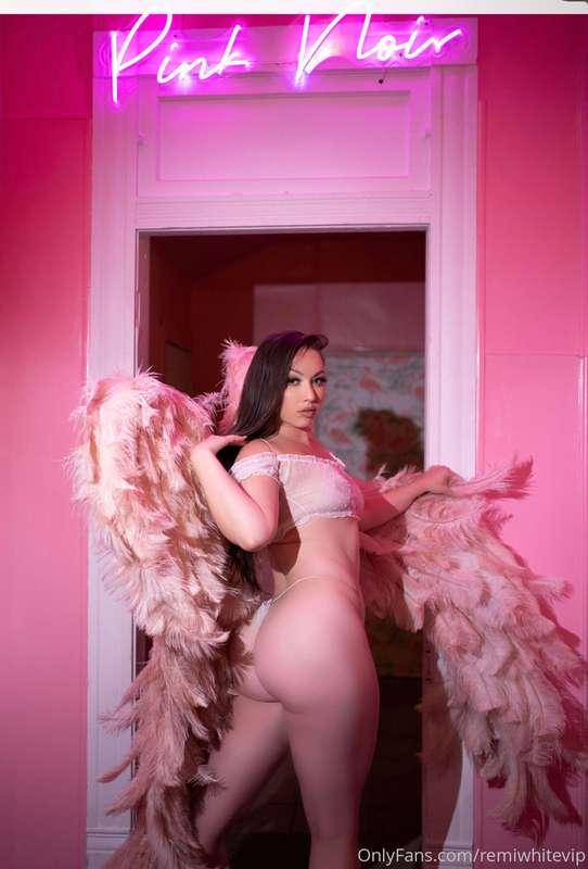 Elegant but slutty🥰