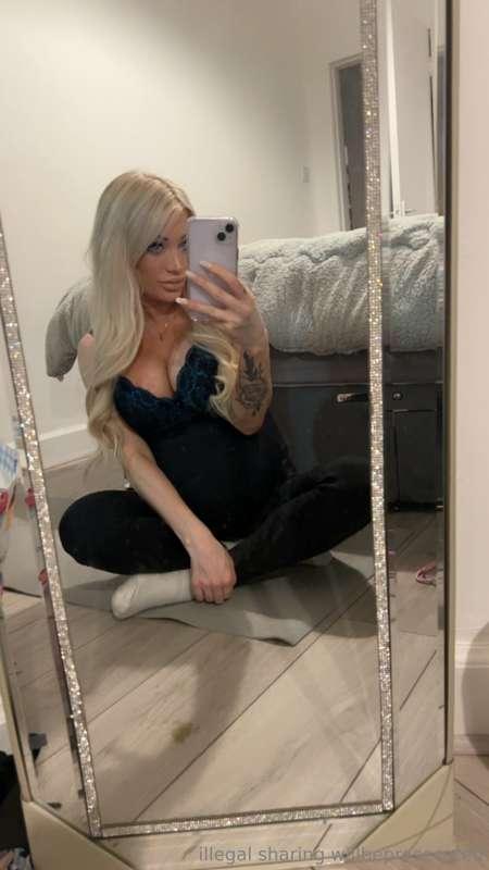 Going live soon, you better be there 🥺 xx
