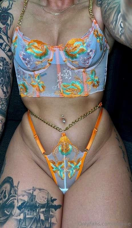 Thick in all the right places 😏💋