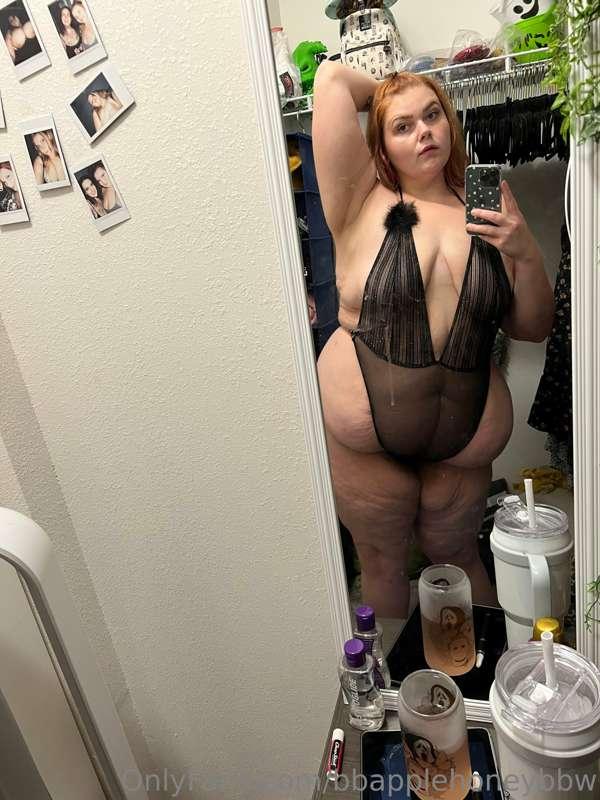 Look at me in my messy closet hehe 😜🙈