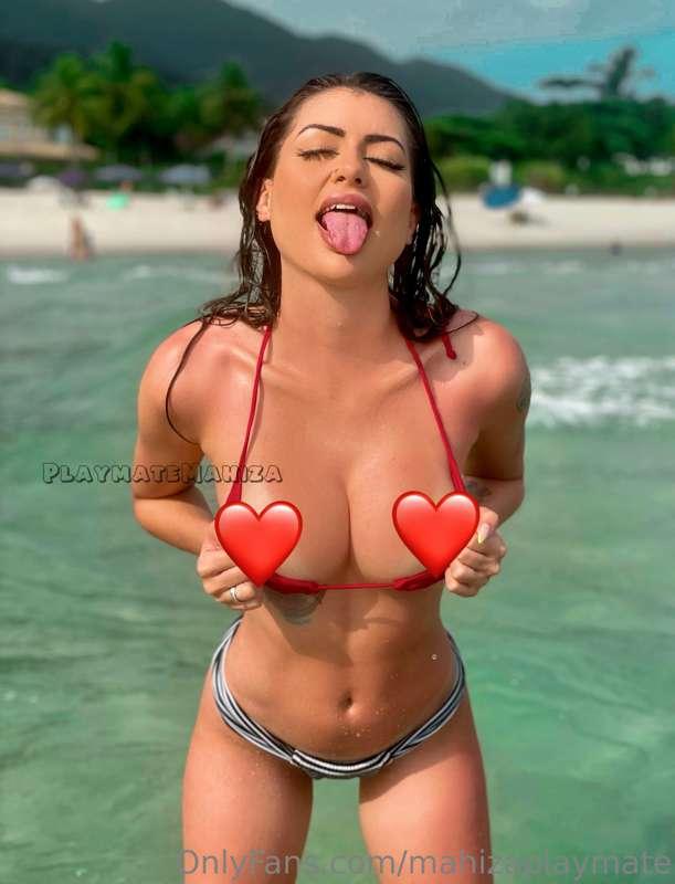 I love long walks on the beach and getting wet with my tits ..