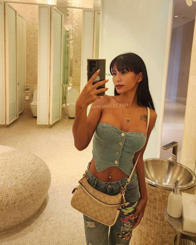 I couldn't pass up this hotel hallway's good lighting... so ..