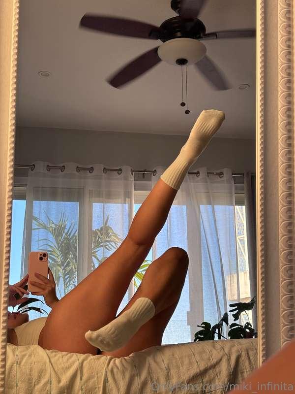 I think my feet look even cuter with socks on 😉🧦 Creo que mi..
