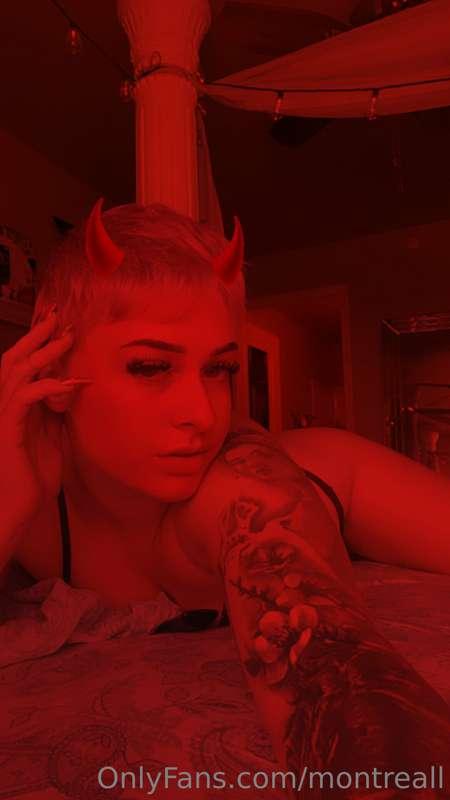 It’s spooky szn bitch 💋🖤