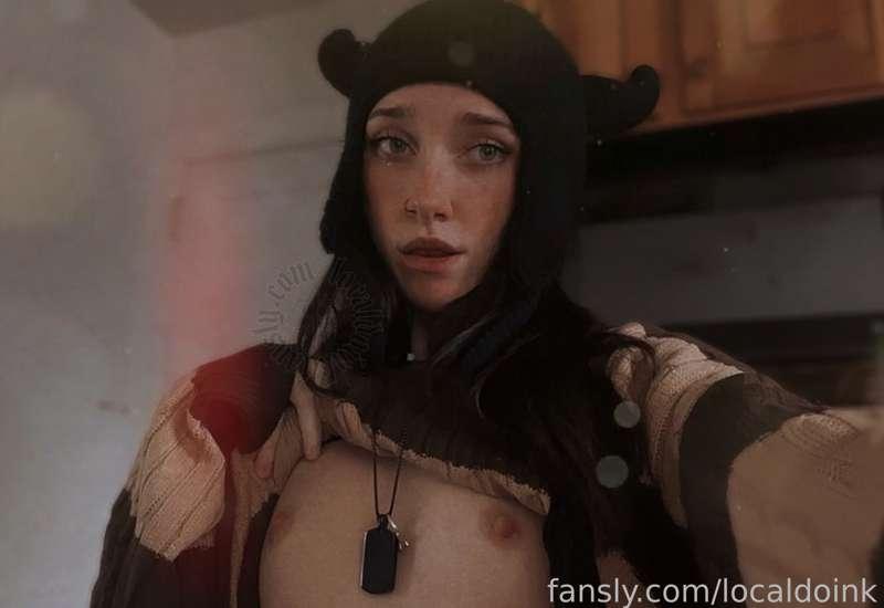 Do you like what I’m hiding under my cozy outfit? 🍁