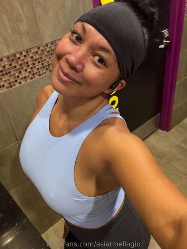 Saturday morning gym sesh-lower body ✔️ Gotta get those squa..
