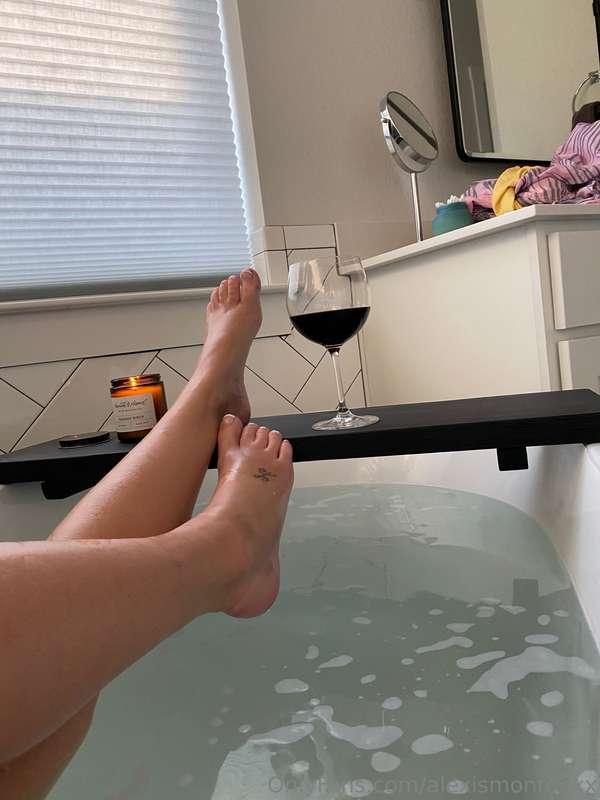 Getting alot of feet requests at the moment 🤭 Sooo ... anyon..