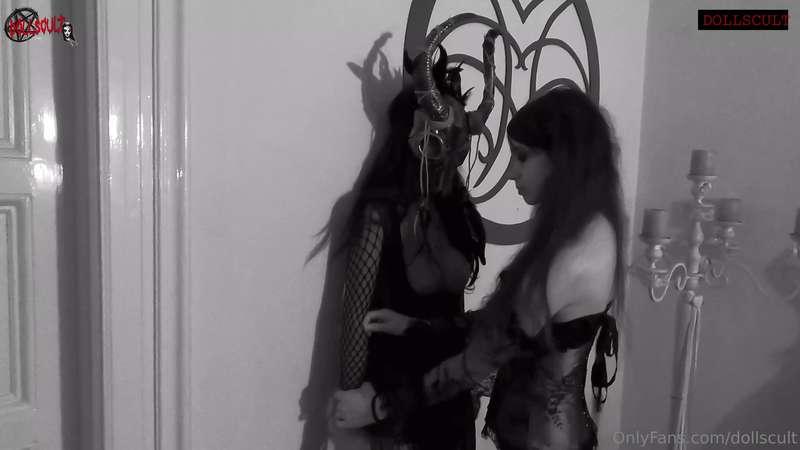 playing with my horror sex dolls... 😈😱