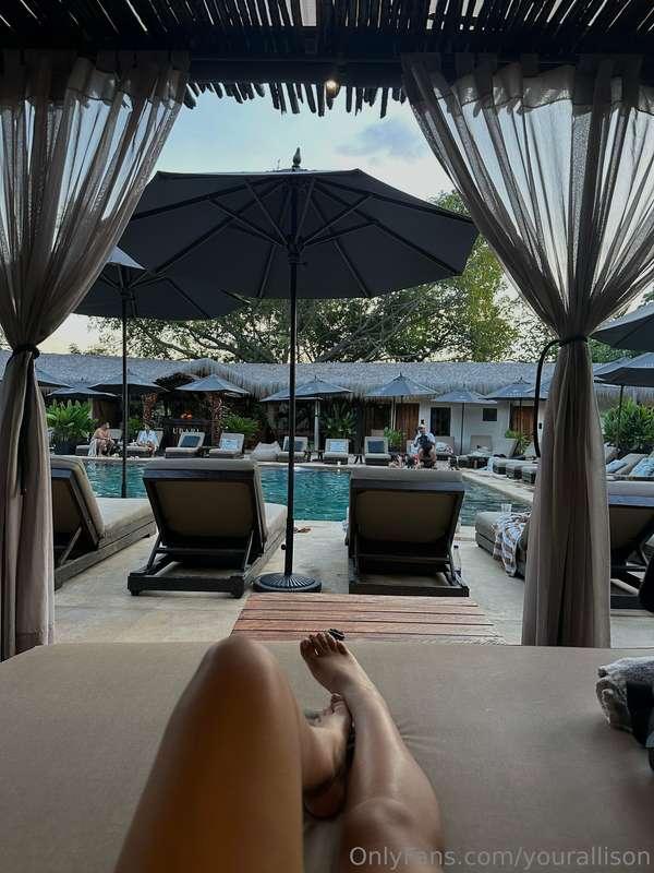 need someone to come lay here with me🍒