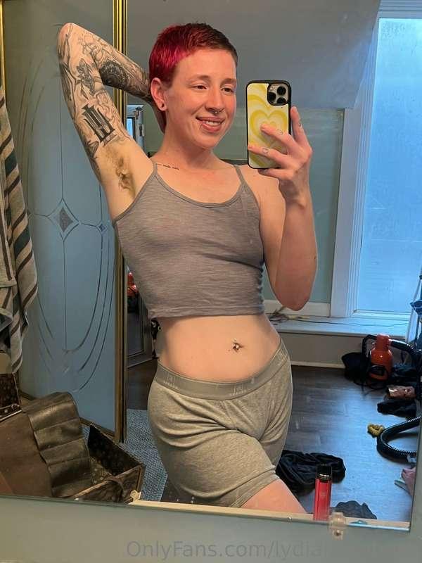 sweaty armpits after a long day at work🥰