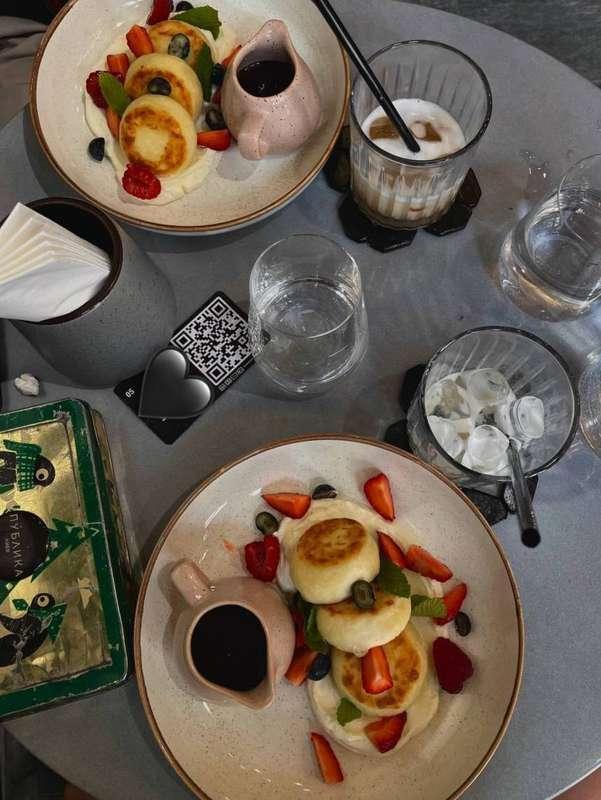 love breakfasts with bestyyy 🍓🍰