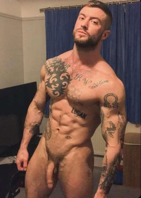 Straight gym alpha from UK @jameshardyx93 shows his body pro..