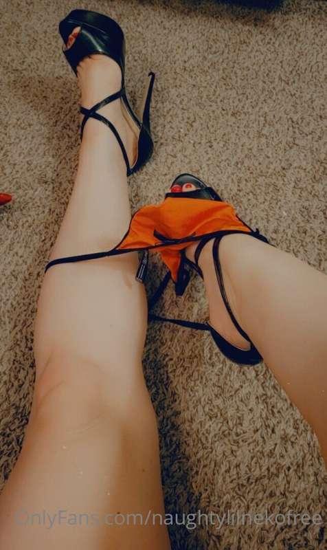 Anyone awake and horny or is it just me 🥵💋