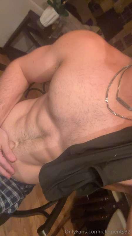 abs lookin like a pack of Hawaiian rolls 😏😩