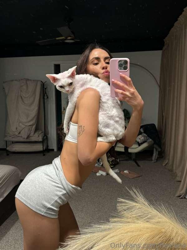 cuteness overload in your feed today 🐈 meow!