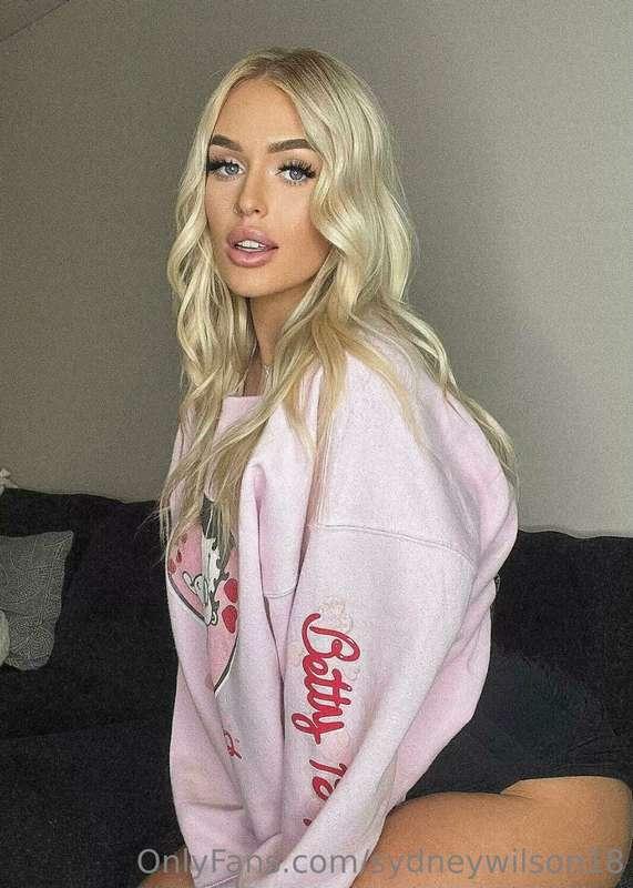 @tittyauna is blowing up on twitter  for her crazy ORGY TAPE..