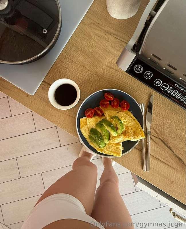 Breakfast first.Then came the real dilemma:What should I wea..