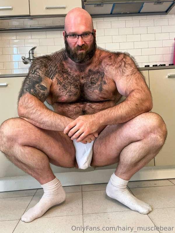 Have a look @musclebear_fetishes for Feet, Gainer and Macro ..