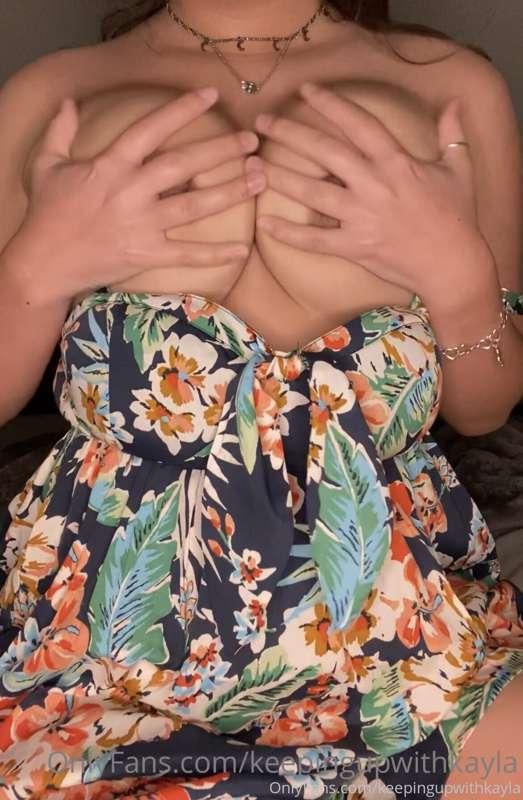 Titty play fun😈💦
Watch me bounce my tits up & down , 😍squeez..