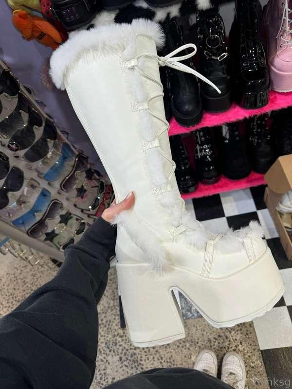 Does anyone wanna sponsor these v cute boots for a photoshoo..