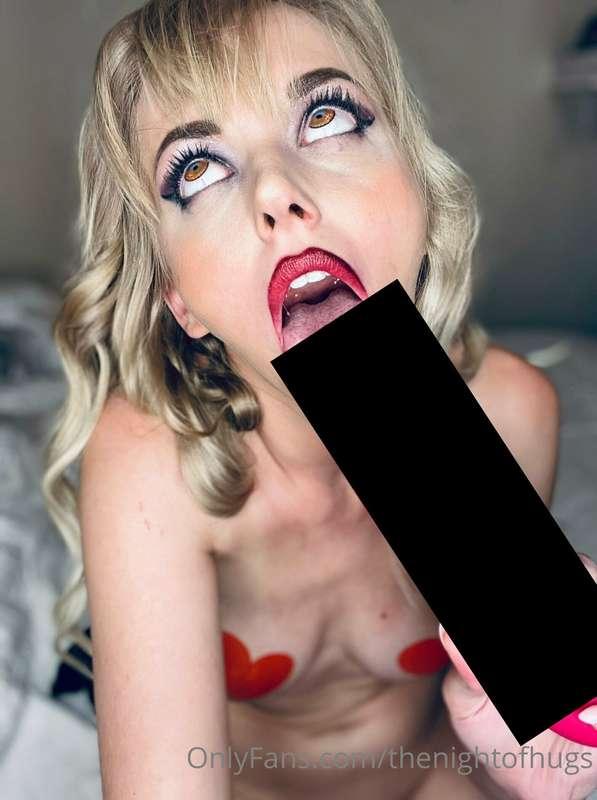 Poses with my dildo, wet with my cum 🤤