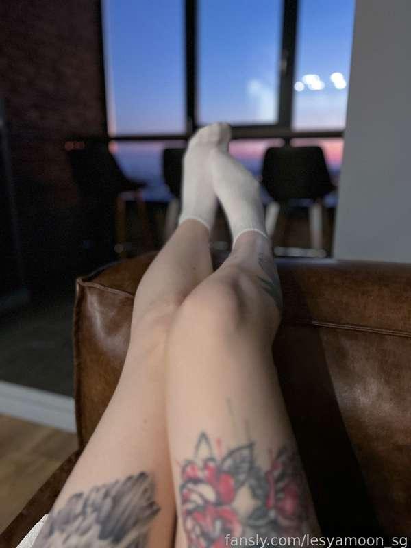 Do you like white socks? 🤍

#fyp #petite #cute #teen #tattooed #footfetish #socks #foot #legs #whitesocks