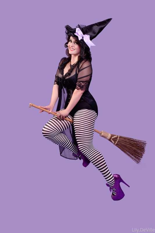 I prefer to ride my broomstick in a corset 😉💜✨ 🔥🔥Tips go tow..