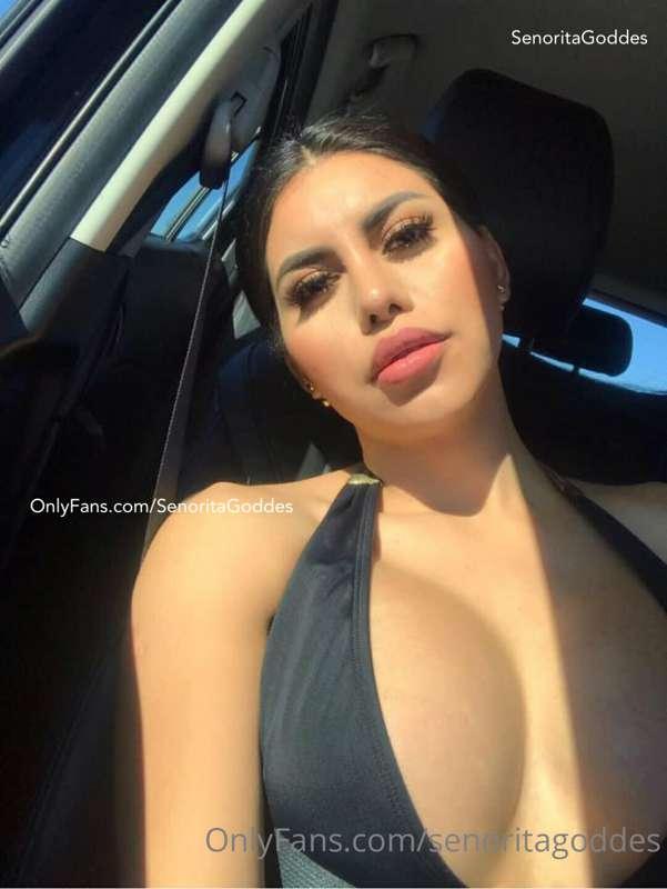 Boobs and lips 👄