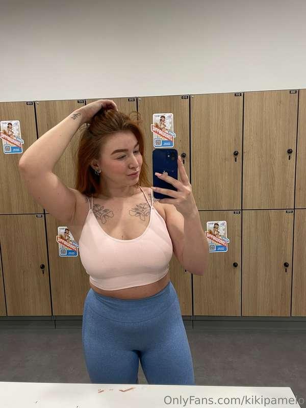 Working on my body at the gym, unfortunately not in bed 🍑