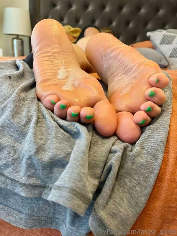 Queen of cum covered soles 👸 💦