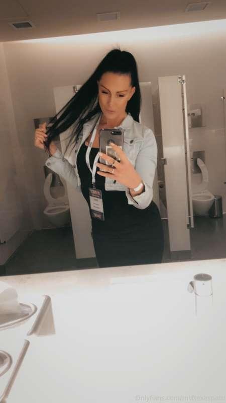 I am on a convention... look what I did in the restroom 😜
Ch..