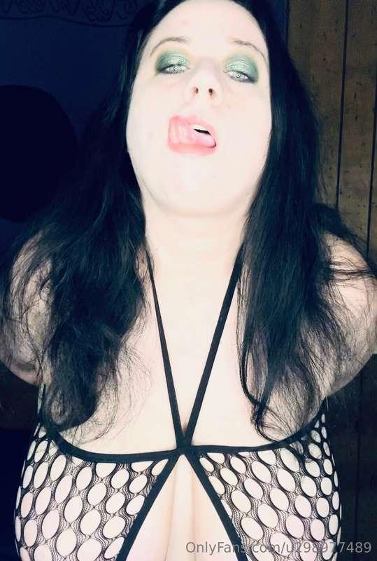 Late night last night, and I was soooo horny 🥵 I decided to ..