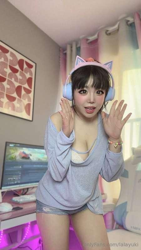 How guys picture gamer girls