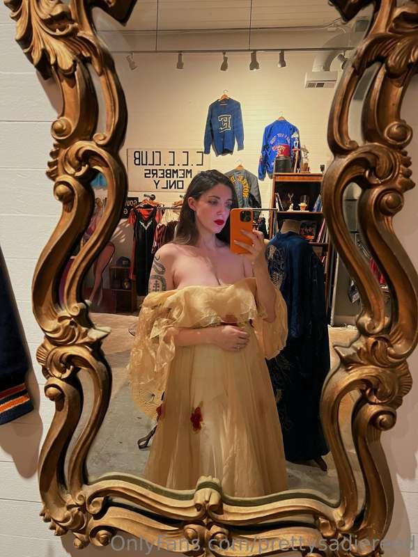 happy Monday 🌹 

a midcentury sheer layered gown that’s as f..