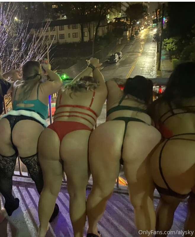 Happy New Years with my girls @hazelrose18 @sexymistressa @a..