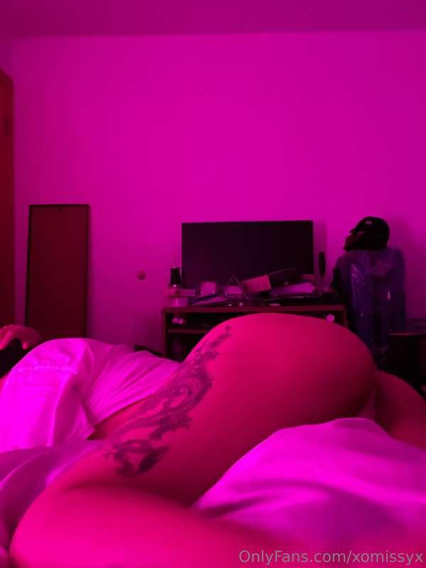 Want a closer look at my 🍑? Here’s a little sneak peak 🫣