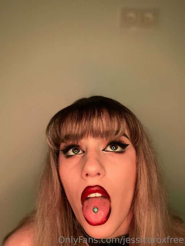 Doar gândește-te că stau așa în fața ta…🥵😈