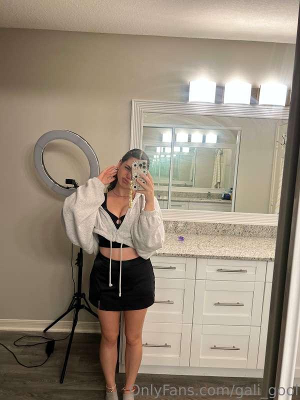 hi >.<