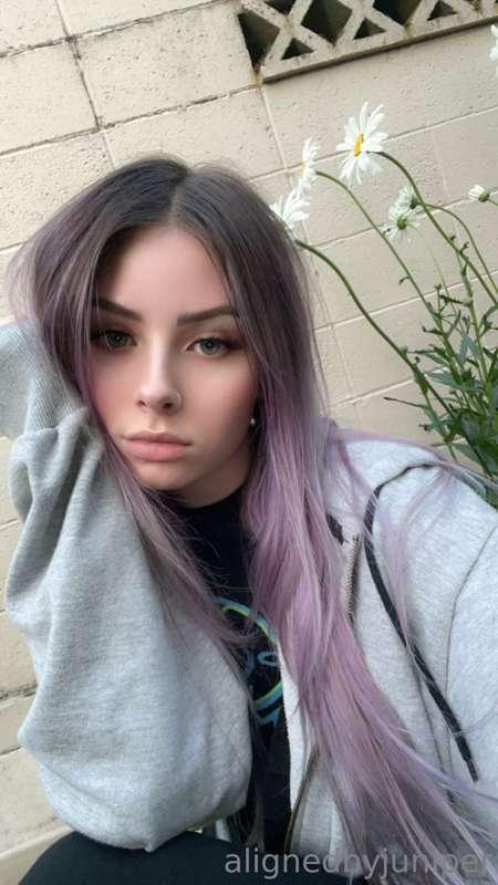 What's prettier me or the flowers? 🌸