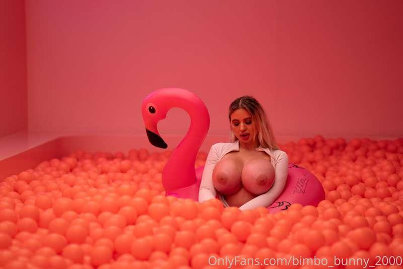 I have the biggest balloons in there 😅🥰