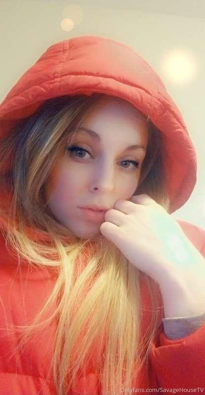 Who live in 🇨🇦 ?? Waiting for spring like 🥶😰 Got me lookin l..