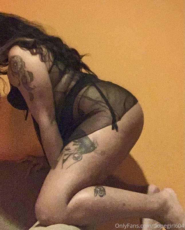 HEY BABE, CAN YOU HELP ME OIL MY BODY UP?  PRETTY PLEASEE 🥺 ..